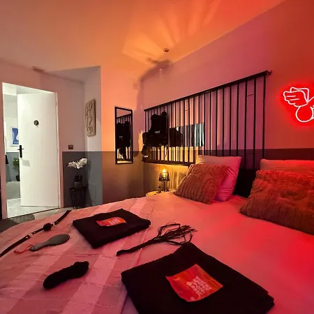 The Forbidden - Prison 公寓