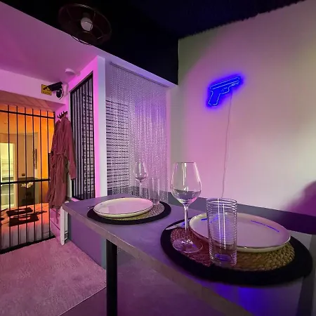 Apartament Prison & Balneo La Interdite *