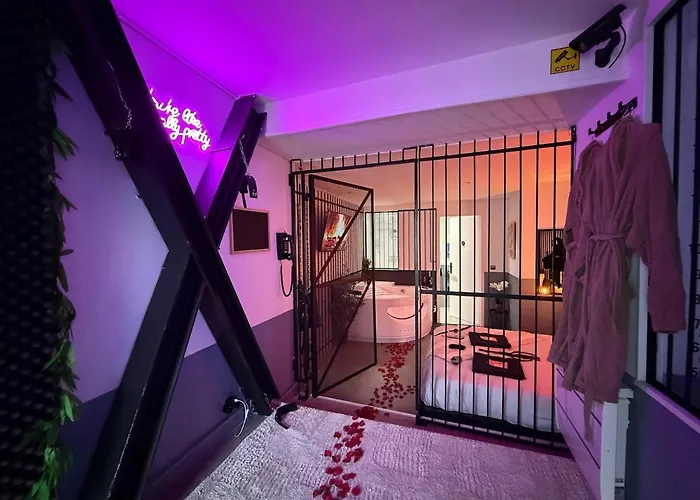 Apartment Prison & Balneo La Interdite Souppes-sur-Loing